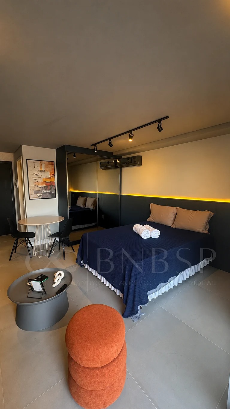 Studio Brooklin — Cama queen com espelho e mesa