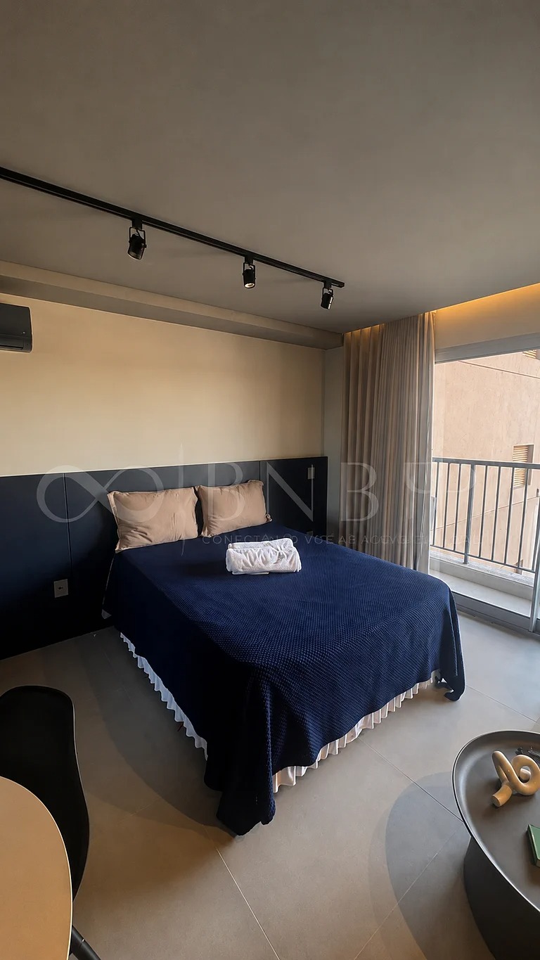 Studio Brooklin — Quarto com cama queen e sacada