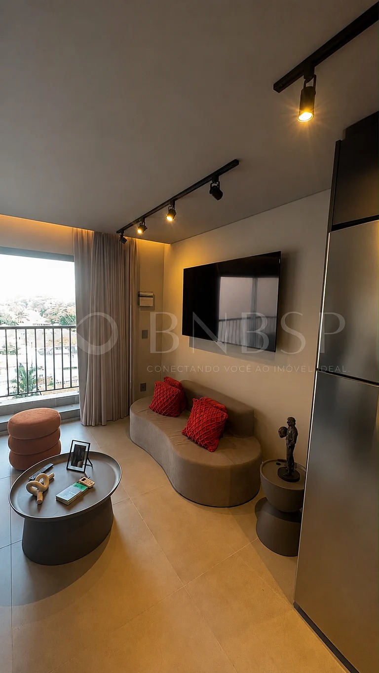 Studio Brooklin — Sala com sofá, TV e sacada