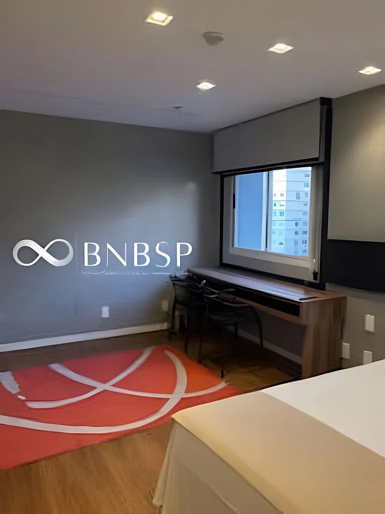 Apartamento Jardim Paulista — Quarto com tapete e escrivaninha