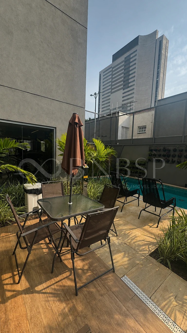 Apartamento Jardim Paulista — Área da piscina com mesa e cadeiras