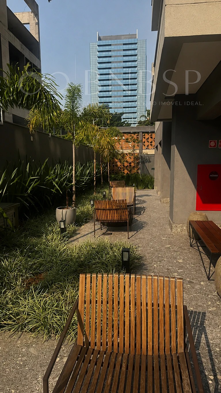 Apartamento Jardim Paulista — Jardim com espreguiçadeiras de madeira