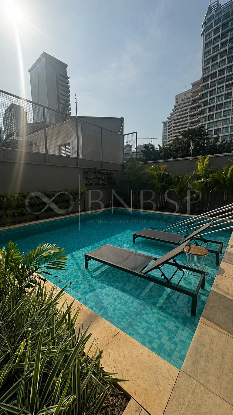 Apartamento Jardim Paulista — Piscina com espreguiçadeiras